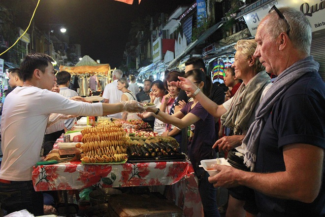 Chợ đêm phố cổ Hà Nội