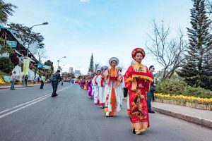 Thieu nu ruoc phan ve cho hoa tai festival Da Lat dacsandalat 2